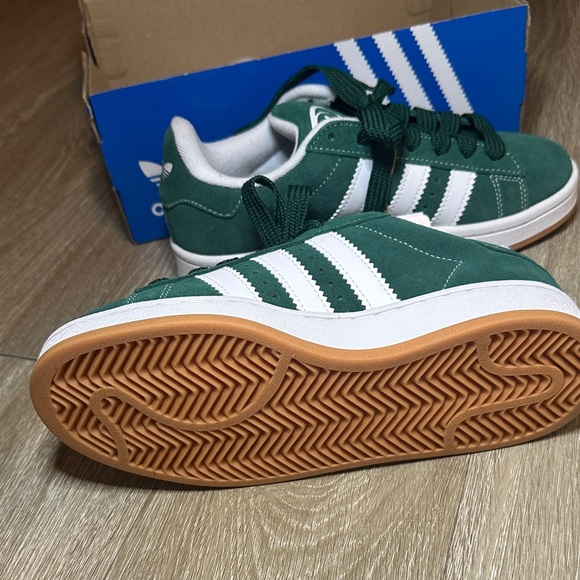 Adidas Green and White Campus Size 6.5 Women, NWT + 6 Pack Of Adidas Socks. - Picture 8 of 12